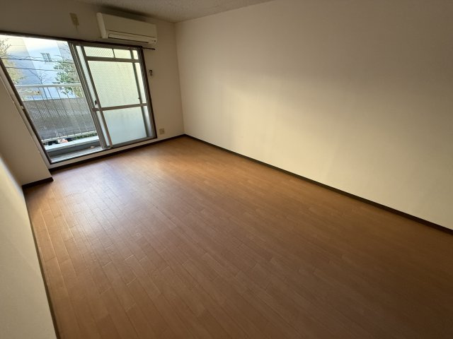 コートヴィレッジ服部の洋室