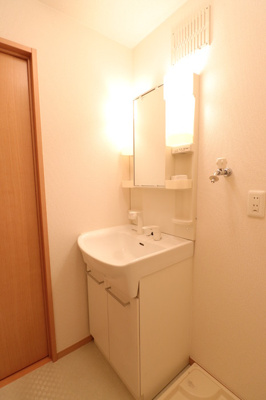 【洗面所】 | ラシュレ | 明るい洗面所です