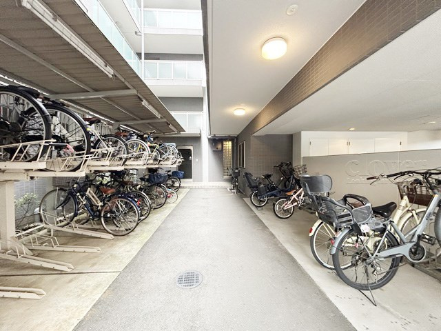 【駐輪場】 | BELISTA城北中央公園 | 自転車置き場。マンションの共用部にあたります。空きの有無や駐輪料金、各戸の台数制限などについては、改めてお問い合わせください。～即日のご見学可能～　お問合せはお気軽にどうぞ。