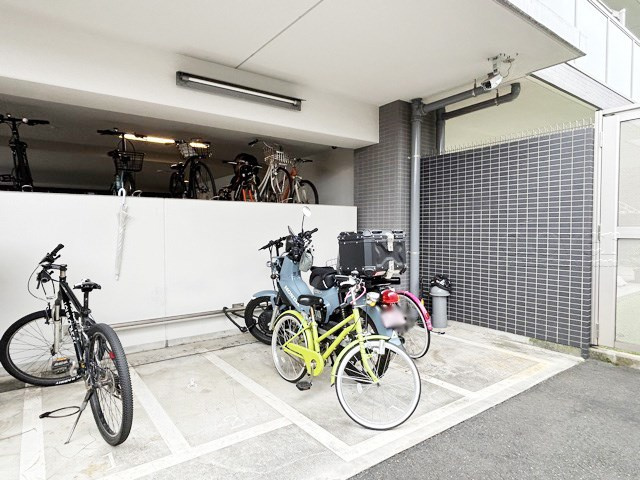 【駐車場】 | BELISTA城北中央公園 | バイク置き場。空き区画の有無や駐輪料金、サイズおよび排気量規定などについては、改めてお問い合わせください。～即日のご見学可能～　お問合せはお気軽にどうぞ。