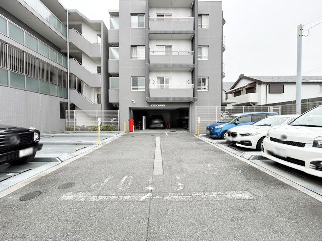【駐車場】 | BELISTA城北中央公園 | マンションの駐車場スペース。空きの有無や駐車料金、サイズ規定などについては、改めてお問い合わせください。～即日のご見学可能～　お問合せはお気軽にどうぞ。