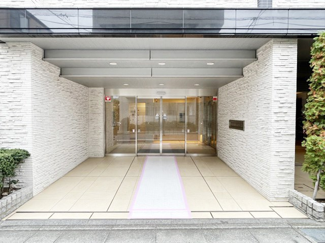 【エントランス】 | BELISTA城北中央公園 | オートロックを備えた、マンションのエントランス。やはりセキュリティの観点は欠かすことができません。皆様を“安全”に送り出し、出迎えてくれます。～即日のご見学可能～　お問合せはお気軽にどうぞ。