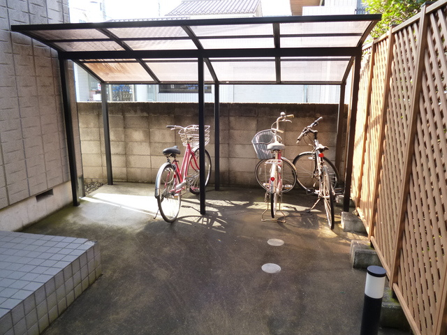 メゾンヴェルソーのその他共用部分|屋根付き駐輪場
