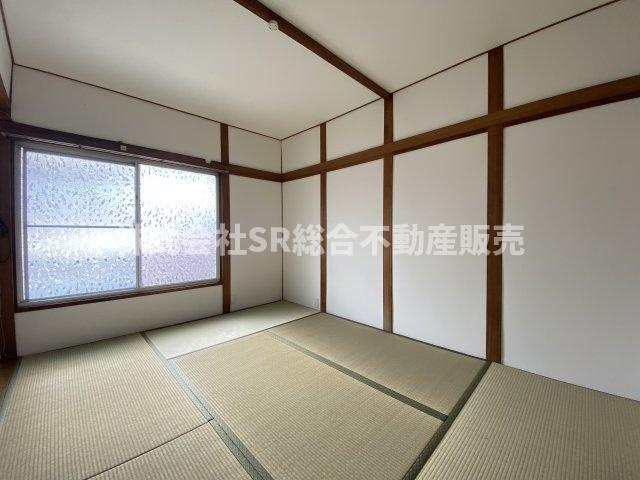 新池島町3丁目中古戸建の寝室|大きな窓から採光がたっぷり入ります！寝室にいかがでしょうか。