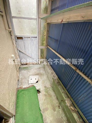 新池島町3丁目中古戸建のその他共用部分|キッチンの勝手口を開けるとちょっとしたスペースがあります！