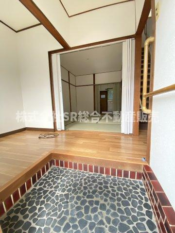 新池島町3丁目中古戸建の玄関|玄関には手すりも付いてます！足腰の悪い方、高齢者の方には優しい造りです！