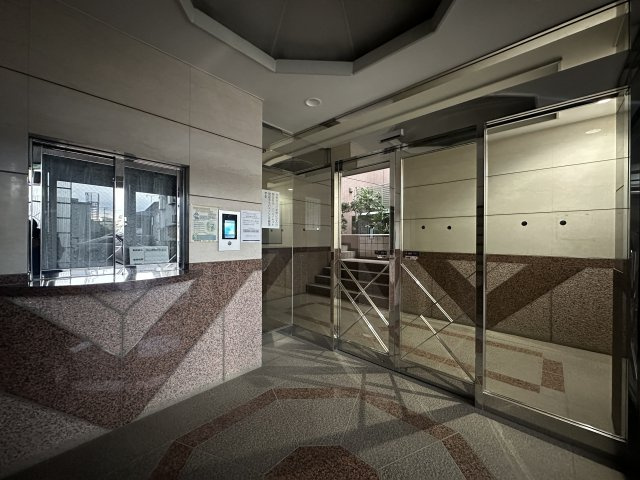 狛江市東和泉１丁目の賃貸マンションのエントランス