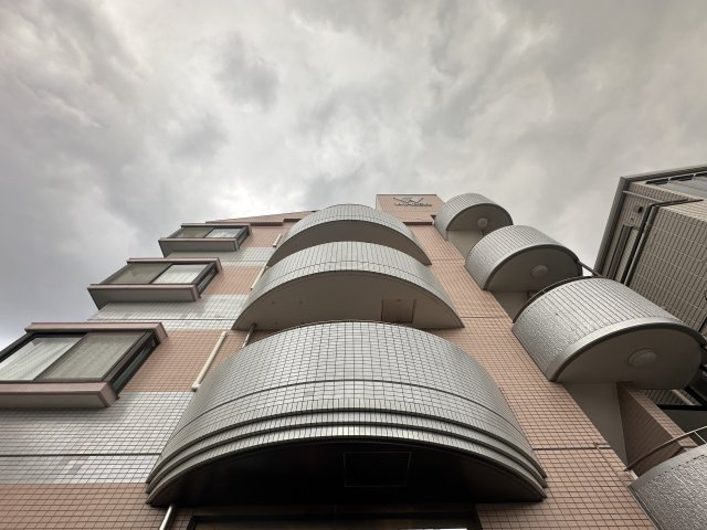 狛江市東和泉１丁目の賃貸マンションの外観