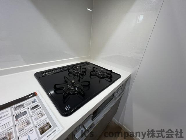 高座郡寒川町一之宮2丁目　新築戸建のキッチン|同時進行ができる3口コンロ♪