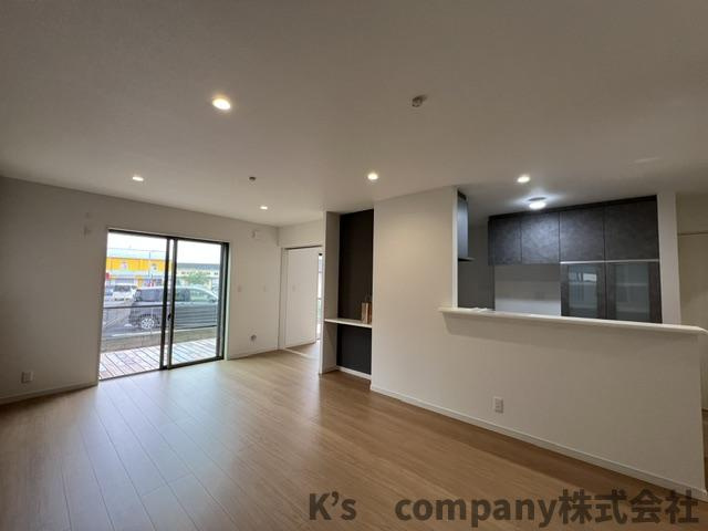 高座郡寒川町一之宮2丁目　新築戸建の居間・リビング|リビングからウッドデッキ付きが繋がっており通風良好なリビング◇◇