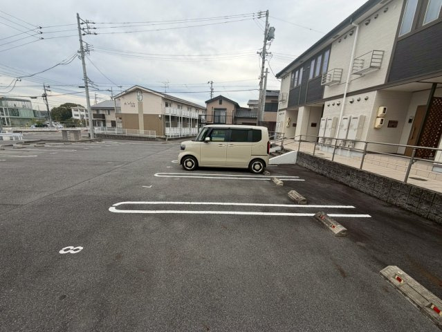 グラン・プラス　オーブの駐車場