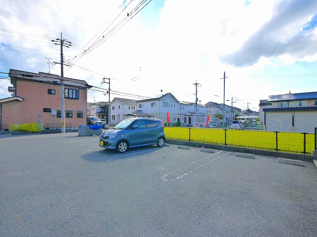 パルティーレの駐車場|駐車場があるので、車を買う予定の方も安心です