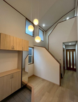 【玄関】 | 川西市丸山台３丁目 | 玄関上部は吹き抜けになっており、明るく開放的です！！ぜひ現地でご確認ください！お気軽にネクストホープ不動産までお問い合わせを！！