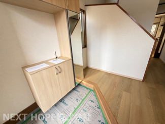 【玄関】 | 川西市丸山台３丁目 | 玄関には大きなシューズBOXが設けられております♪ミラー付きでお出かけ前の身だしなみチェックもできます！！