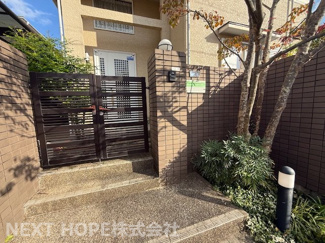 【玄関】 | 川西市丸山台３丁目 | 門扉付きでプライバシーも守れます！！