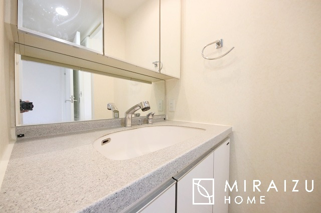 【独立洗面台】 |  朝の身支度に欠かせない洗面台は収納性と機能性を兼ね備えた独立洗面台です♪
