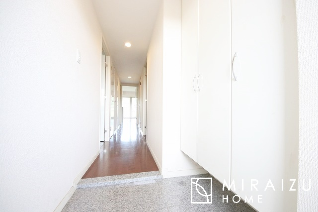 【玄関】 | 永く住むからこそシンプルで飽きのこないデザインに。ただいま、おかえりの温かな声が聞こえる玄関。