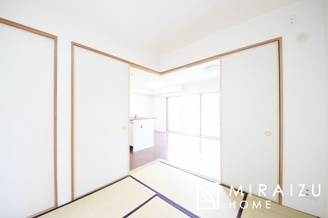 【和室】 | 収納あり、自然な採光ありの洋室。家族みんなが気持ち良く目覚められる、過ごしやすい主寝室などにもお勧め。