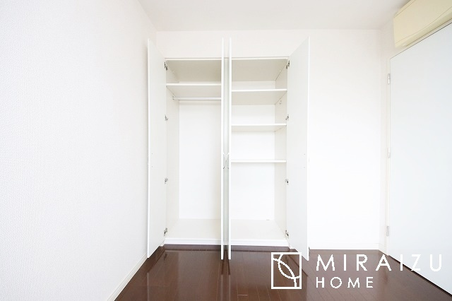 【寝室】 | 家具にこだわり、レイアウトを楽しんで、お部屋で過ごす時間は自分だけの落ち着いた空間として使えます。
