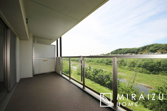 【バルコニー】 | 暮らしやすさを考えたプランで快適な現地ロケーションを実現。安らぎに満たされる