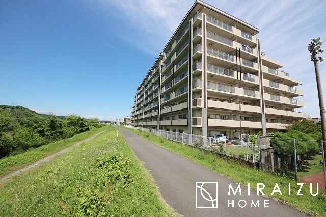 【外観】 | 閑静な住宅街で叶える穏やかな生活。大切な家族に笑顔を。大切な家族に安らぎを。家族の絆が深まる、そんなお家です。