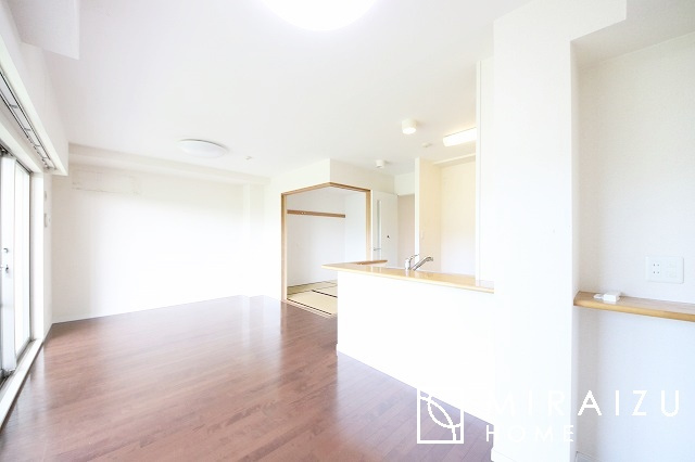 【居間・リビング】 | 日当たり良好な住宅！隣地との間隔も広く、風通しも良好です。