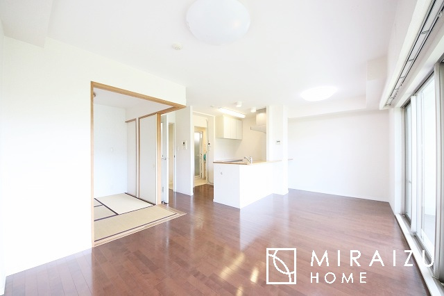 【居間・リビング】 | お子さんが宿題をしたり、ちょっとした作業もできる、家族みんながそれぞれの時間を過ごせるリビングです。