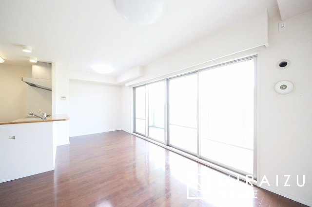 【居間・リビング】 | 食事を取るスペースもリラックスしてくつろげるスペースもお子さんが勉強するスペースも兼ね備えたリビングダイニング。