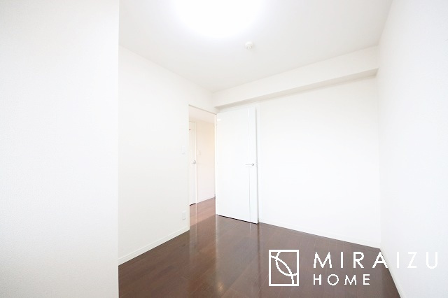 【居間・リビング】 | 明るいリビングは家族の笑顔の源です。家族との時間をゆったりと過ごせるプランニングになっています。