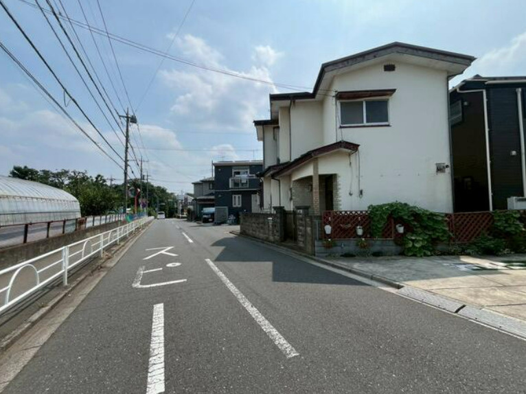 中古/新座市石神１丁目の前面道路含む現地写真|前面道路広々