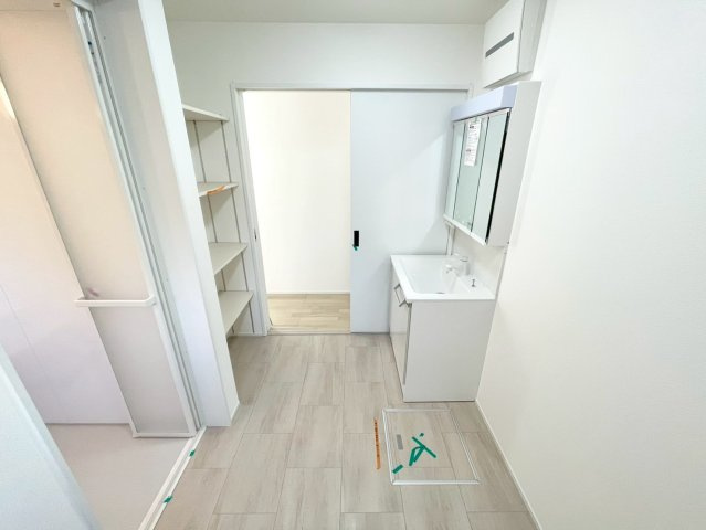 東御市和の独立洗面台|洗濯機を置いても余裕の広さ！鏡の裏には収納スペース付き！