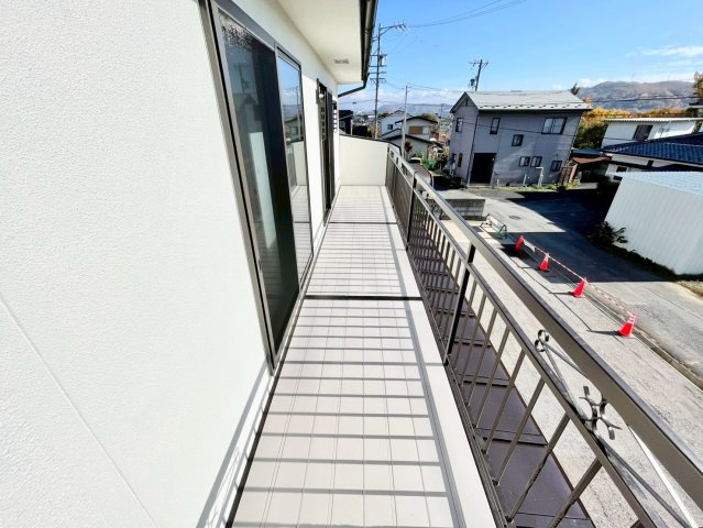 東御市和のバルコニー|日当たり良好な広いバルコニー！洗濯物の出し入れなど楽々できちゃいます♪