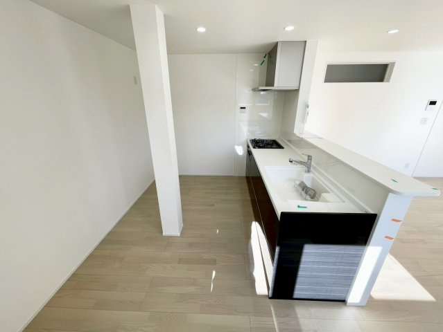 東御市和のキッチン|家族の会話が弾む開放的なカウンターキッチンです♪