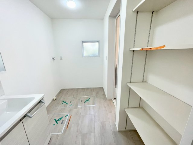 東御市和の脱衣所|洗濯機を置いても余裕の広さ！鏡の裏には収納スペース付き！