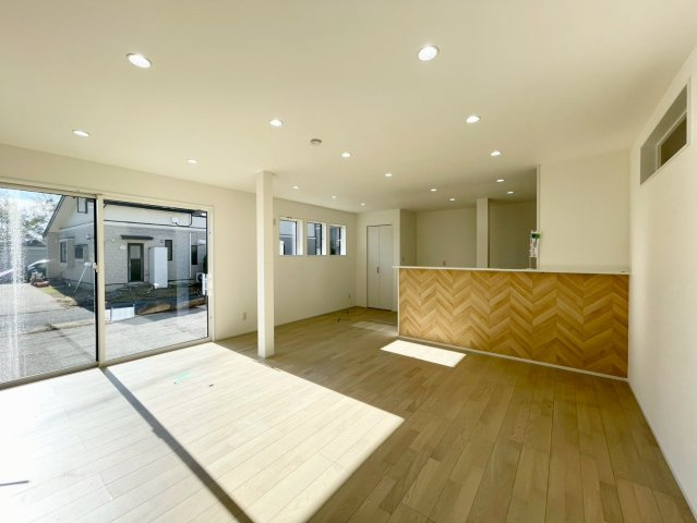 東御市和の居間・リビング|対面式のキッチンが特徴のLDK！リビングの様子を見ながら料理ができお子様のいるご家庭でも安心です♪