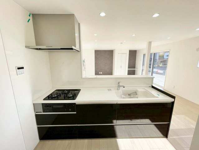 東御市和のキッチン|家族の会話が弾む開放的なカウンターキッチンです♪