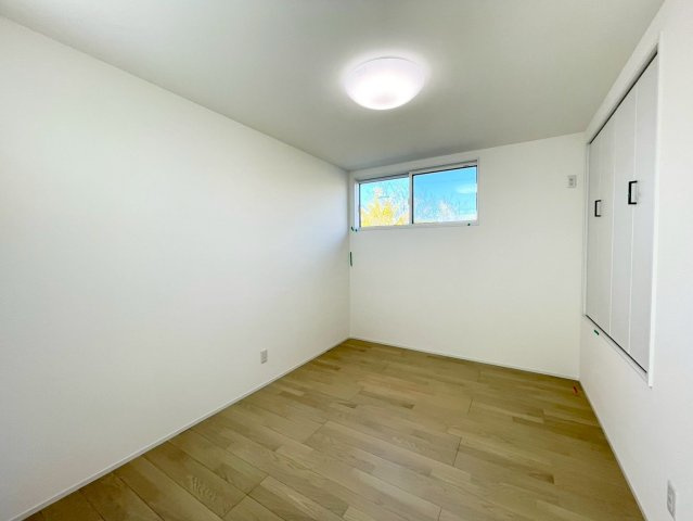 東御市和の洋室|日当たり風通しともに良好！明るく朝を迎えられるつくりになっています♪