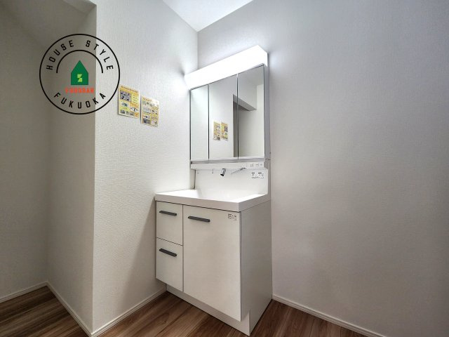 福岡市早良区重留2丁目第2-2棟(1号棟)の内観：施工例|毎日使うものだから清潔な空間を保ちたい水回り。洗面にはそんな願いを解消させてくれる収納アイデアが満載です。三面鏡の裏側にはキャビネットが現れ小物から背の高い物まで収納できます。