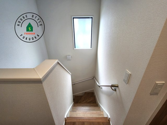 福岡市早良区重留2丁目第2-2棟(1号棟)の内観：施工例|階段からも明るい光が入ります。採光や通風も階段の重要な役割です。