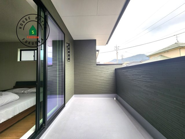 福岡市早良区重留2丁目第2-2棟(1号棟)の外観：施工例|風をしっかりと感じられるバルコニーでは、毎日が洗濯日和です。広々としているので洗濯も楽しくなるでしょうし、気分転換にバルコニーからの眺めを楽しむのもいいでしょう。