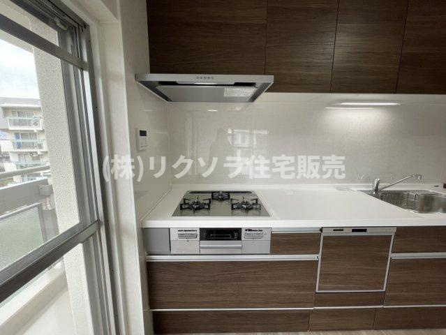 グリーンヒル光善寺住宅第１０号棟のキッチン|ビルトイン3口コンロ
■物件内覧・資金計画相談・住宅ローン相談、リフォーム相談、お問合せ受付中■
※当日・翌日のご内覧、ご相談はお電話でのお問合せがスムーズです！