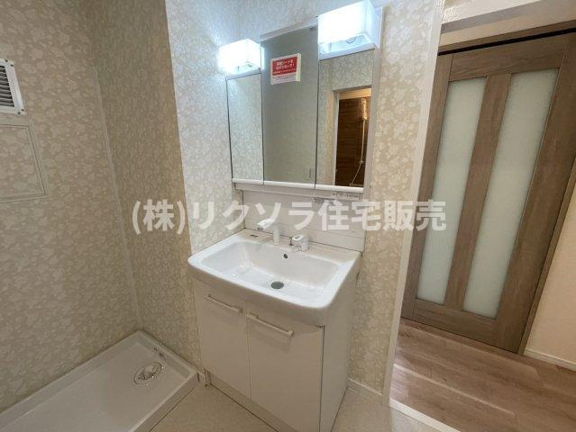 グリーンヒル光善寺住宅第１０号棟の独立洗面台|三面鏡付き独立洗面台
■物件内覧・資金計画相談・住宅ローン相談、リフォーム相談、お問合せ受付中■
※当日・翌日のご内覧、ご相談はお電話でのお問合せがスムーズです！