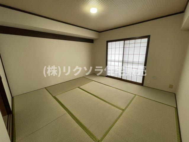 グリーンヒル光善寺住宅第１０号棟の寝室|和室8.0帖
■物件内覧・資金計画相談・住宅ローン相談、リフォーム相談、お問合せ受付中■
※当日・翌日のご内覧、ご相談はお電話でのお問合せがスムーズです！