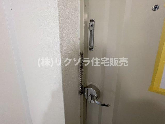 グリーンヒル光善寺住宅第１０号棟の防犯設備|ツーシリンダー錠
■物件内覧・資金計画相談・住宅ローン相談、リフォーム相談、お問合せ受付中■
※当日・翌日のご内覧、ご相談はお電話でのお問合せがスムーズです！