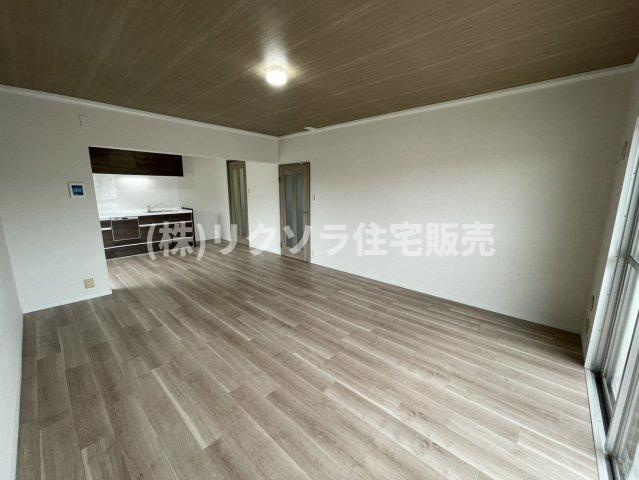 グリーンヒル光善寺住宅第１０号棟の居間・リビング|LDK17.5帖
■物件内覧・資金計画相談・住宅ローン相談、リフォーム相談、お問合せ受付中■
※当日・翌日のご内覧、ご相談はお電話でのお問合せがスムーズです！