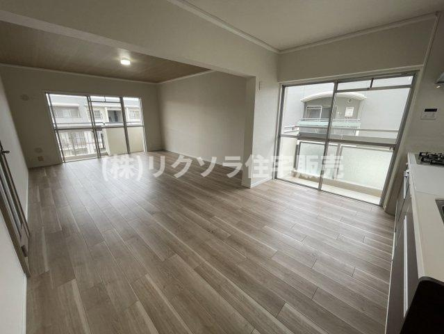 グリーンヒル光善寺住宅第１０号棟の居間・リビング|LDK17.5帖
■物件内覧・資金計画相談・住宅ローン相談、リフォーム相談、お問合せ受付中■
※当日・翌日のご内覧、ご相談はお電話でのお問合せがスムーズです！