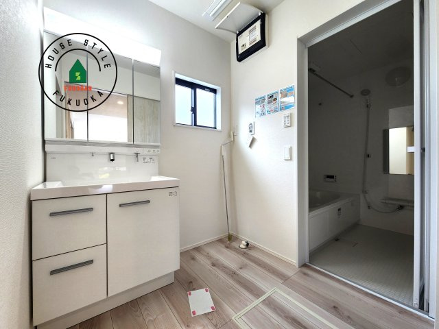 福岡市早良区重留2丁目第2-2棟(2号棟)の内観：施工例|ゆとりの洗面スペースで朝の身支度もスムーズに。暮らしを快適に変えるシャワー付洗面台です！
