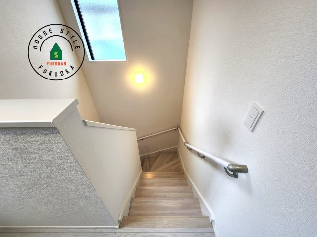 福岡市早良区重留2丁目第2-2棟(2号棟)の内観：施工例|階段からも明るい光が入ります。採光や通風も階段の重要な役割です。