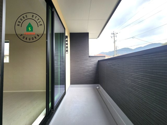 福岡市早良区重留2丁目第2-2棟(2号棟)の外観：施工例|風をしっかりと感じられるバルコニーでは、毎日が洗濯日和です。広々としているので洗濯も楽しくなるでしょうし、気分転換にバルコニーからの眺めを楽しむのもいいでしょう。