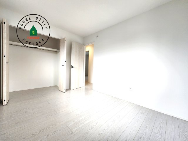 福岡市早良区重留2丁目第2-2棟(2号棟)の内観：施工例|落ち着いた色調の洋室です。